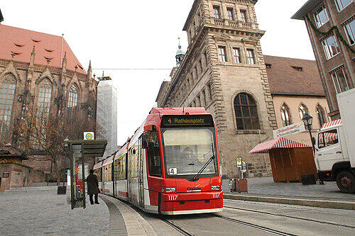 So kann die Tram wie in dieser Fotomontage ohne Oberleitung durch die Altstadt am Rathaus vorbei fahren...: