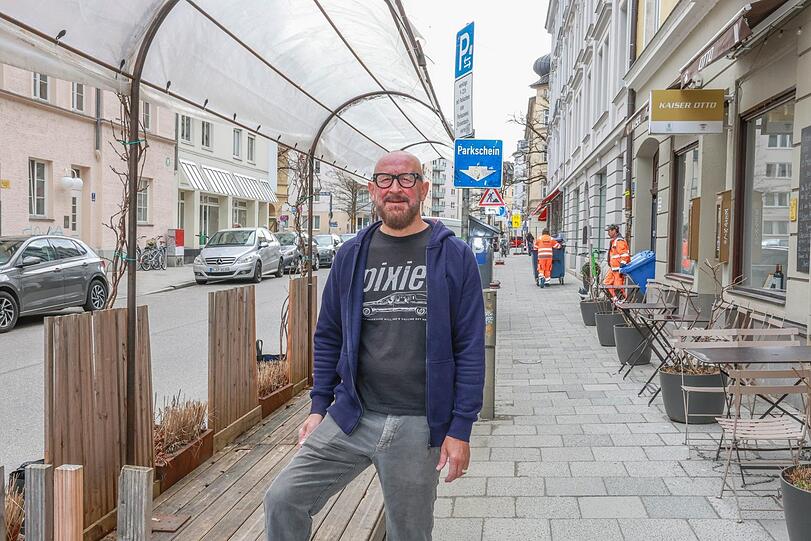 Georg Karuth-Kiemele erweitert die Schankfl&auml;che seines Lokals &bdquo;Kaiser Otto&ldquo; und versch&ouml;nert sie mit Pflanzen und Holz.