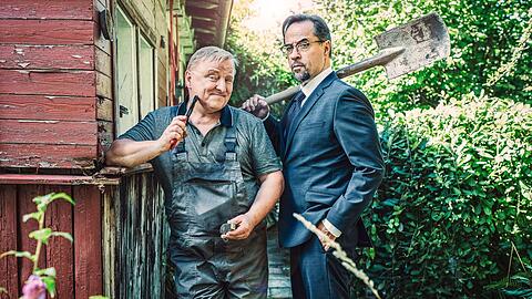 Eine tote Frau im Schrebergarten stellt Kommissar Thiel (Axel Prahl, links) und Rechtsmediziner Boerne (Jan Josef Liefers) im 45. M&uuml;nster "Tatort" vor ein R&auml;tsel.