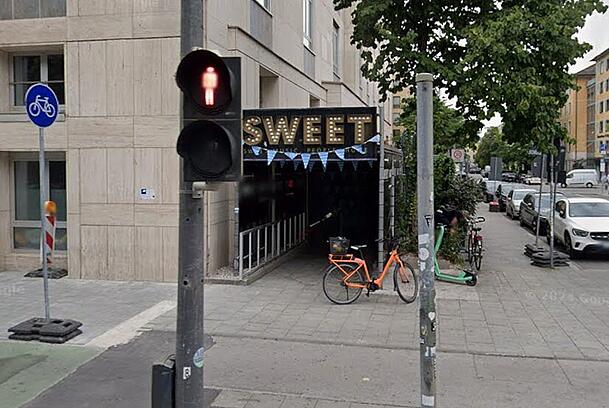 Für den "Sweet" Club steht die Ampel auf Stopp. Nach diesem Wochenende schließt der größte Club Münchens endgültig. Für den "Sweet" Club steht die Ampel auf Stopp. Nach diesem Wochenende schließt der größte Club Münchens endgültig.