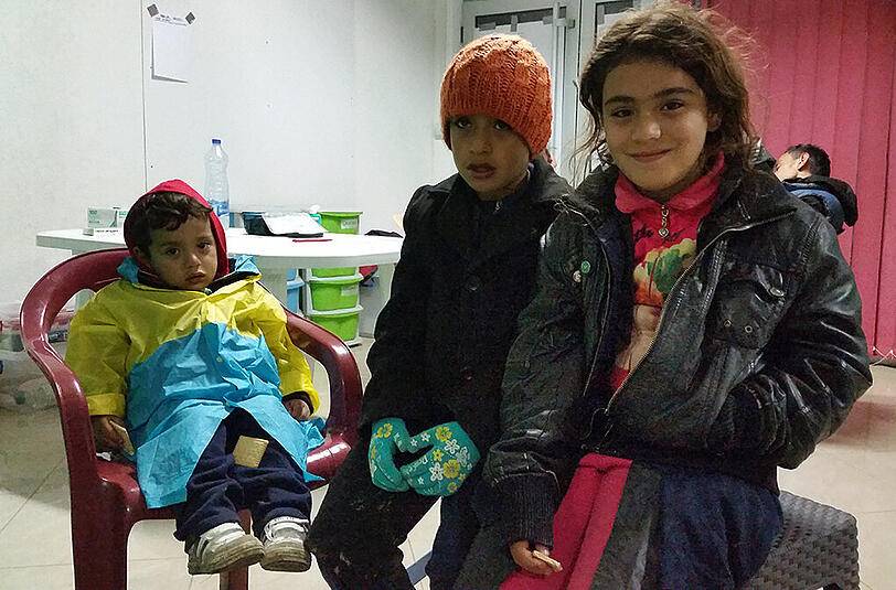 Maria und ihre Brüder sind mit den Eltern aus Syrien geflohen. Im Behandlungszimmer dürfen sich die durchgefrorenen Kinder aufwärmen.