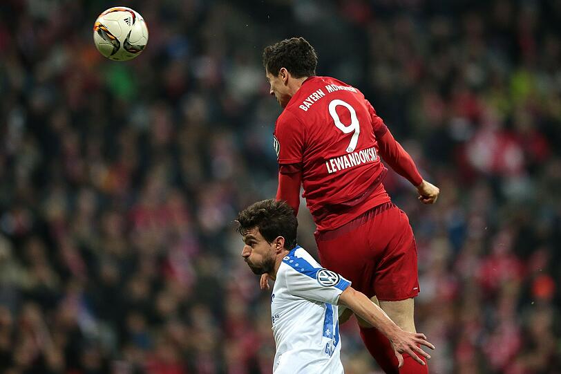 ROBERT LEWANDOWSKI: NOTE 3.
Auch er kam lange nicht zur Geltung. Gab dann den ersten gefährlichen Torschuss ab (18.). Traf kurz vor der Pause per Kopfball den Pfosten (43.).