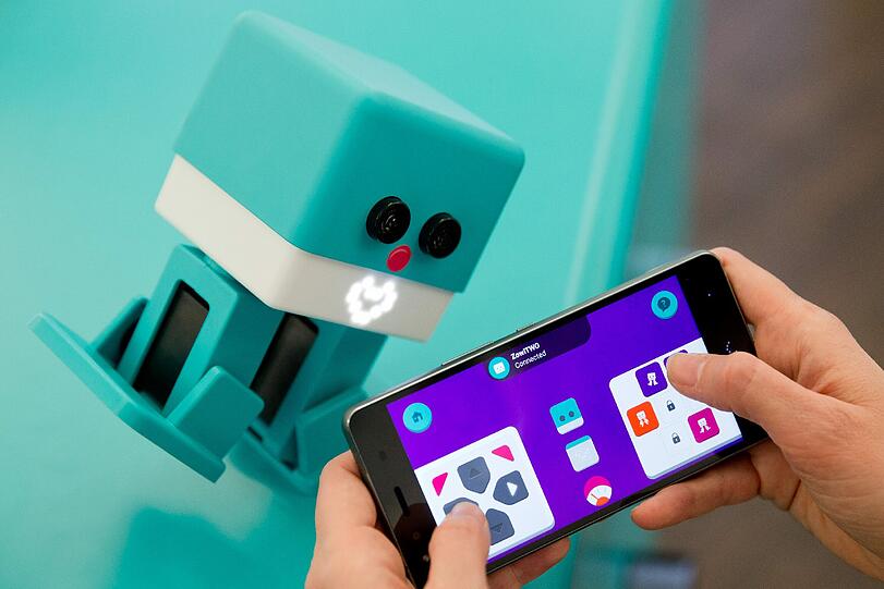 Neues von der internationalen Spielwarenmesse. Auch hier dominieren immmer mehr Spielzeuge, die per Smartphone und App gesteuert werden.