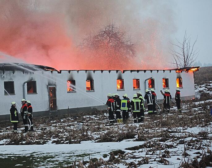 Bei einem Brand auf einem Bauernhof in Bibelsbach starben über 700 Tiere in den Flammen.