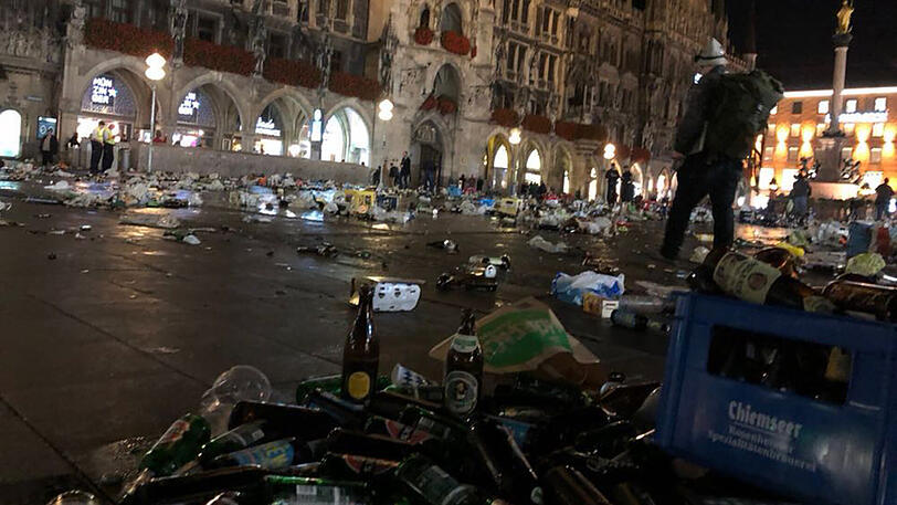 Nach einer ausgelassenen Party auf dem Marienplatz haben Celtic-Fans das "Schlachtfeld" verlassen - und sämtlichen Müll, Bierflaschen und -kästen stehen und liegen lassen.
