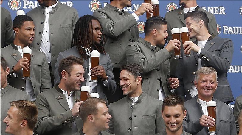 Zünftig in Lederhosen und Janker - die Bayern-Spieler beim traditionellen Wiesn-Shooting.