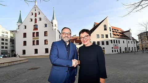 Grüß Gott am Jakobsplatz: Kulturreferent Anton Biebl mit Frauke von der Haar, die am 2. Januar ihr Amt als Direktorin des Stadtmuseums (im Hintergrund) antritt.