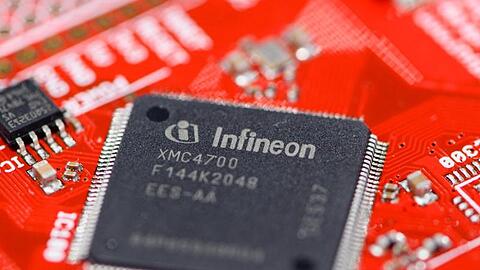 Das Logo von Infineon ist auf einem Chip auf der Platine eines Mikrocontroller-Kits zu sehen.