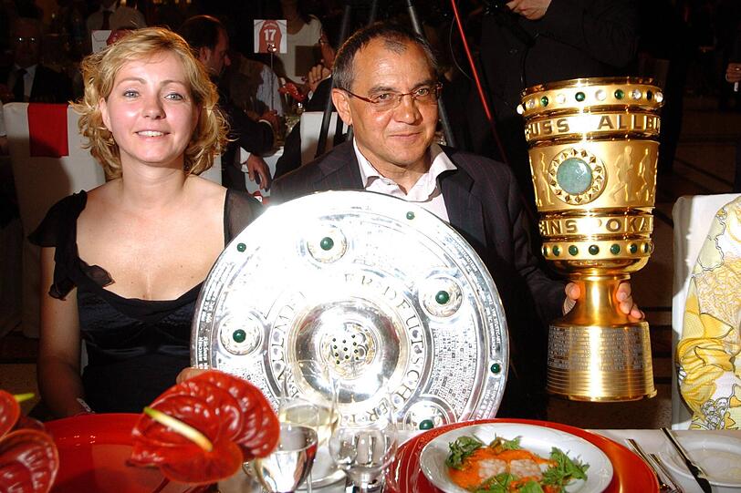 FELIX MAGATH (01.07.2004 - 31.01.2007, 945 Tage)

Tu Felix Magath. Stolz posiert Hitzfelds Nachfolger im Jahr 2005 mit Double und Gattin Nicola. Als bisher einzigem Trainer gelang es Magath, beide nationalen Titel erfolgreich zu verteidigen. Im Januar 2007 steuerten die Münchner, als Tabellenvierter, jedoch zielsicher auf den UEFA Cup zu. Zusammen mit der 2:4-Blamage im Achtelfinale des DFB-Pokals bei Alemannia Aachen kam Magaths Amtszeit zu einem jähen Ende.