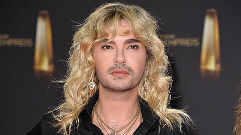 Bill Kaulitz ist in Stichellaune: Ein bekannter Promi-Milliardär muss sich warm anziehen. Auch Dschungelcamp-Kandidaten sind im Visier des Tokio-Hotel-Sängers.