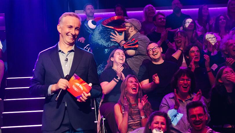Jan Böhmermann hat immer gut lachen, wenn er peinliche oder lustige digitale Fußspuren seiner Studiogäste präsentieren kann. Jan Böhmermann hat immer gut lachen, wenn er peinliche oder lustige digitale Fußspuren seiner Studiogäste präsentieren kann.
