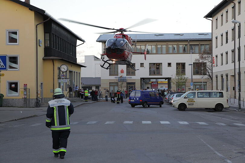 Ein Wohnmobil ist am Montag in die Schlierach gestürzt. Die Insassen haben alle überlebt. Die Bilder!
