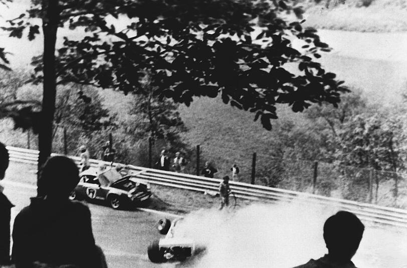 Nach einem Zusammenstoß in der zweiten Runde beim Grand Prix auf dem Nürburgring brennt am 01.08.1976 der Ferrari des Formel-1-Weltmeisters Niki Lauda.