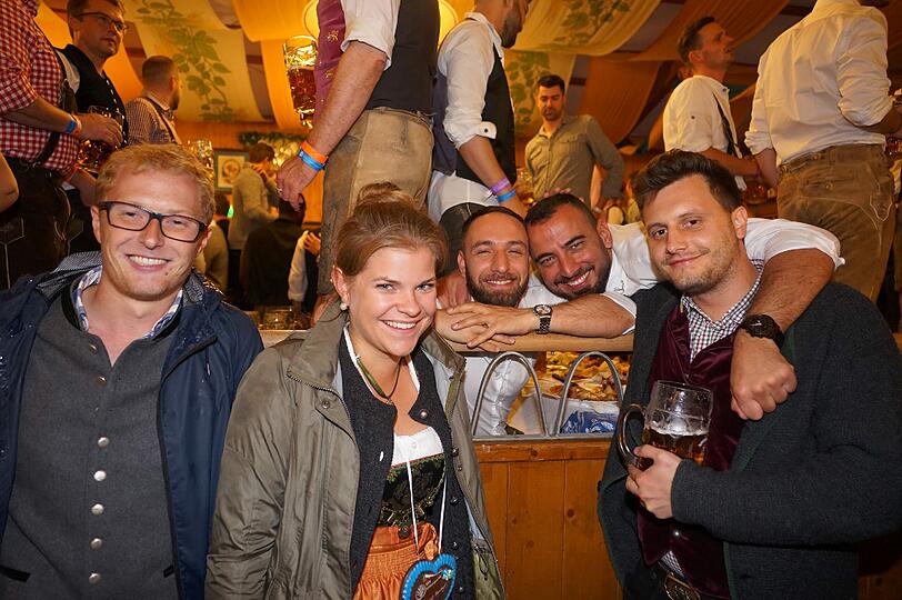 Der erste Wiesn-Sonntag in der Bräurosl gehört ganz den Schwulen und Lesben. Mitten drin bei der bunten Party: OB Dieter Reiter. Wie wild gestern Abend gefeiert wurde, sehen Sie in unserer Bildergalerie.