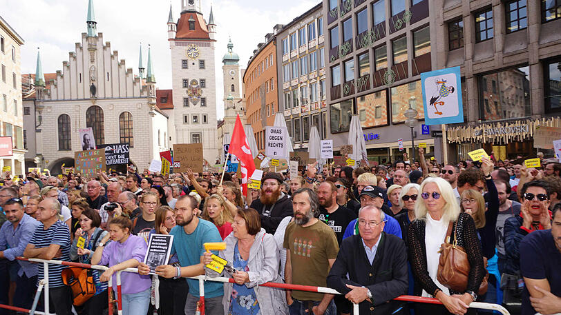 Rund 2.000 Gegendemonstranten hatten sich auf dem Marienplatz versammelt.