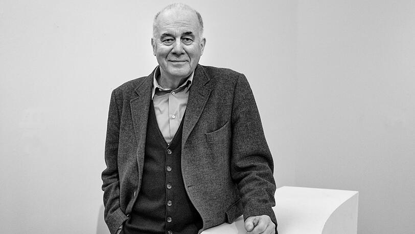 Der gebürtige Nürnberger Hanns Zischler (Jahrgang 1947) ist Schauspieler, Autor und Fotograf. Seine Schauspielkarriere begann bei Wim Wenders, Peter Handke und Rudolf Thome. Er spielte in "Babylon Berlin" und Steven Spielbergs "München". Seine Forschungsarbeit "Kafka geht ins Kino" wurde in viele Sprachen übersetzt.