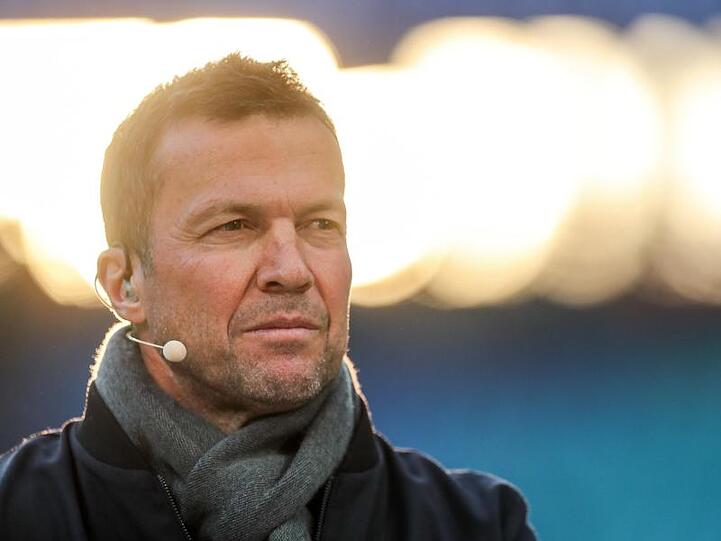 Ex-Nationalspieler Lothar Matthäus steht als Fernsehkommentator im Stadion. Foto: Jan Woitas/zb/dpa/Archivbild