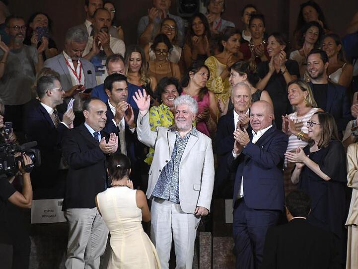 Pedro Almodóvar wird gefeiert.