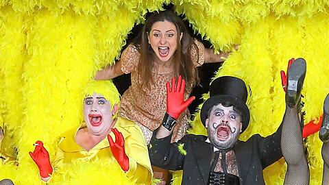 Eliza Boom (Schopfhenne), Elena Tsallagova (Füchslein Schlaukopf) und Andres Agudelo (Hahn) in Barrie Koskys Inszenierung von Leo&scaron; Janáèeks Oper "Das schlaue Füchslein" im Nationaltheater. Foto: Wilfried Hösl