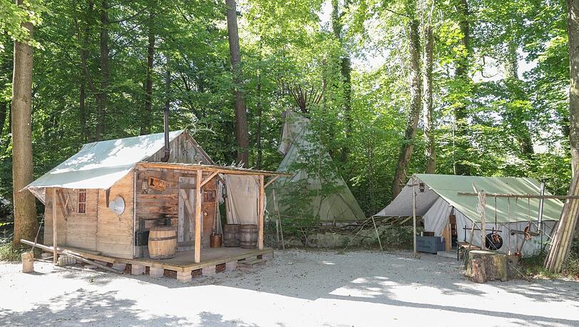 Wohnhütten und ein Tipi stehen auf dem Areal. Wohnhütten und ein Tipi stehen auf dem Areal.