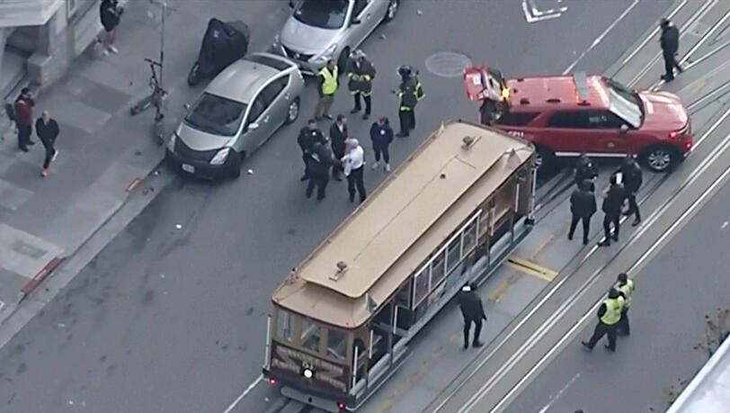 Mehr als ein Dutzend Menschen werden bei dem abrupten Halt verletzt. Mehr als ein Dutzend Menschen werden bei dem abrupten Halt verletzt.