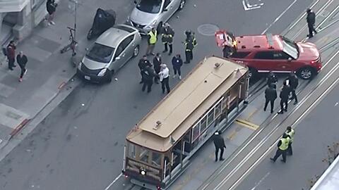 Mehr als ein Dutzend Menschen werden bei dem abrupten Halt verletzt.