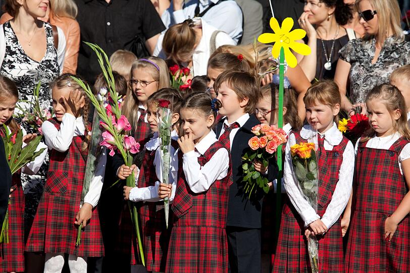 Der Brauch mit den Blumen ist nicht nur in Russland verbreitet. Auch in Polen, Litauen, Rumänien und in weiteren Staaten der ehemaligen Sowjetunion ist es gängig, dass Schulanfänger den Lehrerinnen und Lehrern einen Strauß Blumen mitbringen. In Litauen handelt es sich bei den Blumen meist um Gladiolen. In der Ukraine bekommen auch die Kinder ein kleines Präsent von ihren Lehrerinnen und Lehrern überreicht. Der Brauch mit den Blumen ist nicht nur in Russland verbreitet. Auch in Polen, Litauen, Rumänien und in weiteren Staaten der ehemaligen Sowjetunion ist es gängig, dass Schulanfänger den Lehrerinnen und Lehrern einen Strauß Blumen mitbringen. In Litauen handelt es sich bei den Blumen meist um Gladiolen. In der Ukraine bekommen auch die Kinder ein kleines Präsent von ihren Lehrerinnen und Lehrern überreicht.