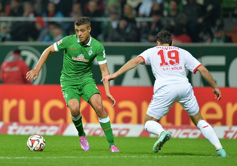 Werder Spieler Franco di Santo (l) und Kölns Spieler Mergim Mavraj kämpfen um den Ball.