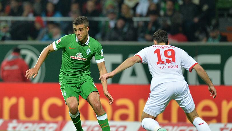 Werder Spieler Franco di Santo (l) und Kölns Spieler Mergim Mavraj kämpfen um den Ball. Werder Spieler Franco di Santo (l) und Kölns Spieler Mergim Mavraj kämpfen um den Ball.