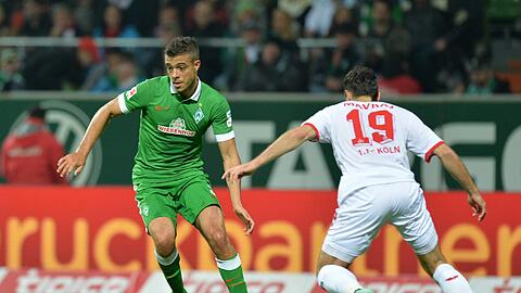 Werder Spieler Franco di Santo (l) und Kölns Spieler Mergim Mavraj kämpfen um den Ball.