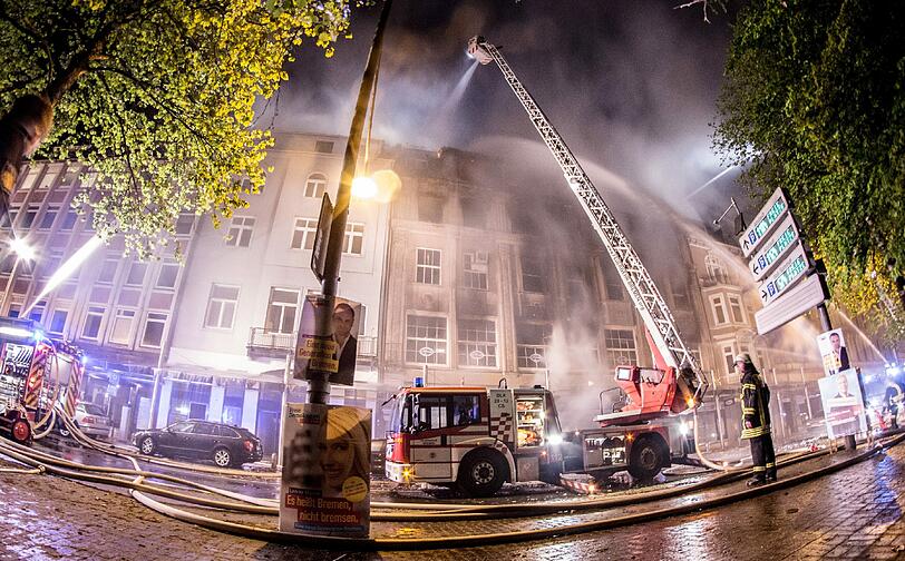 Die Feuerwehr war mit über 160 Einsatzkräften und rund 45 Fahrzeugen vor Ort.