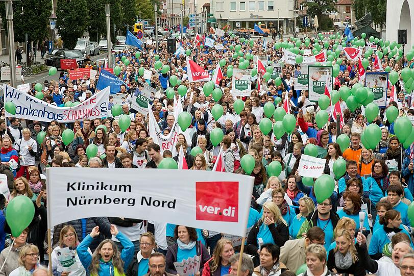 Breite Front gegen die Pläne des Gesundheitsministers: Allein in Nürnberg protestieren 2500 Ärzte, Pfleger und Verwaltungsmitarbeiter gegen die geplante Krankenhausreform.