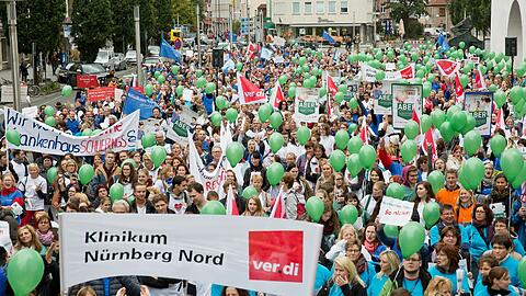 Breite Front gegen die Pläne des Gesundheitsministers: Allein in Nürnberg protestieren 2500 Ärzte, Pfleger und Verwaltungsmitarbeiter gegen die geplante Krankenhausreform.