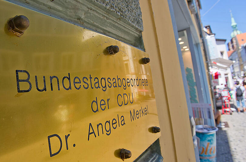 Vor Angela Merkels Wahlkreisbüro in Stralsund.