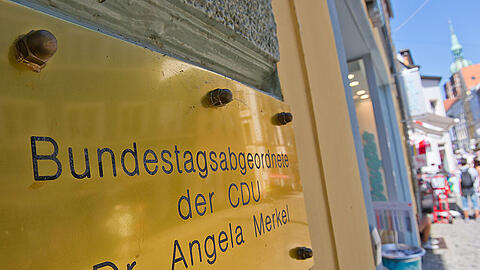 Vor Angela Merkels Wahlkreisbüro in Stralsund.