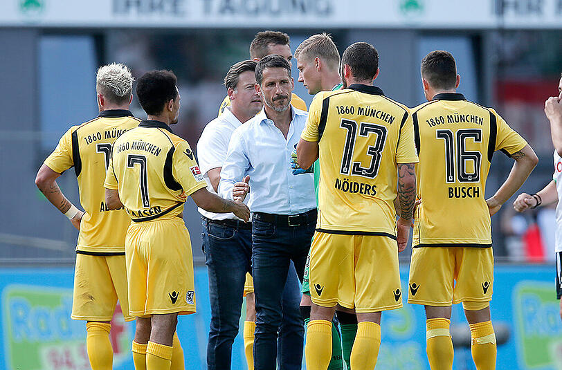 Diskussion nach der Pleite: Die Löwen-Profis mit Trainer Runjaic und Sportchef Eichin nach dem 0:1 in Fürth.