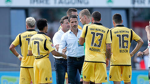 Diskussion nach der Pleite: Die Löwen-Profis mit Trainer Runjaic und Sportchef Eichin nach dem 0:1 in Fürth.