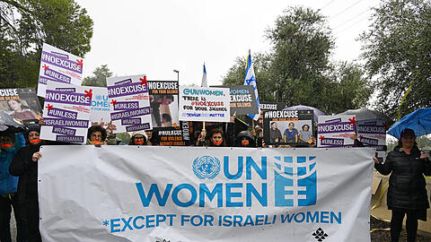 Am Montag protestierten Frauen in Israel gegen die UN-Frauenorganisation, die erst sehr spät auf die Gewaltvorwürfe reagiert haben.