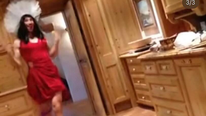 Freudig tanzt Felix Neureuther in diesem Videoclip – und macht auch in seinem roten Kleid eine gute Figur. Freudig tanzt Felix Neureuther in diesem Videoclip – und macht auch in seinem roten Kleid eine gute Figur.