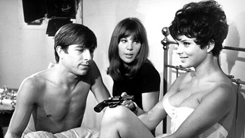 Die Hauptdarsteller Uschi Glas (rechts) und Werner Enke mit Regisseurin May Spils 1967 bei Dreharbeiten zu einer Bettszene f&uuml;r den Erfolgsfilm "Zur Sache Sch&auml;tzchen".