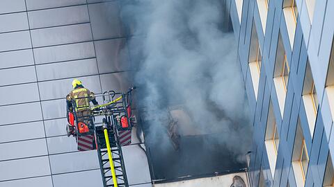 Am Freitagmorgen standen Wohnungen in zwei Berliner Hochh&auml;usern in Flammen.