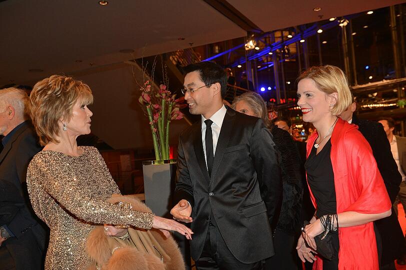 Jane Fonda (l), Philipp Rösler und Ehefrau Wiebke.