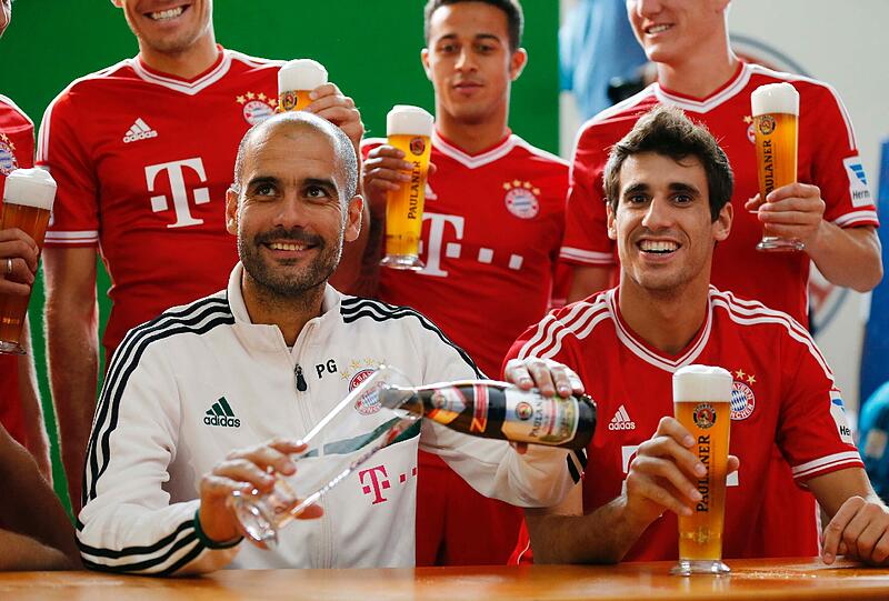 Auch Peps Landsmann Martinez greift zum Weißbier.