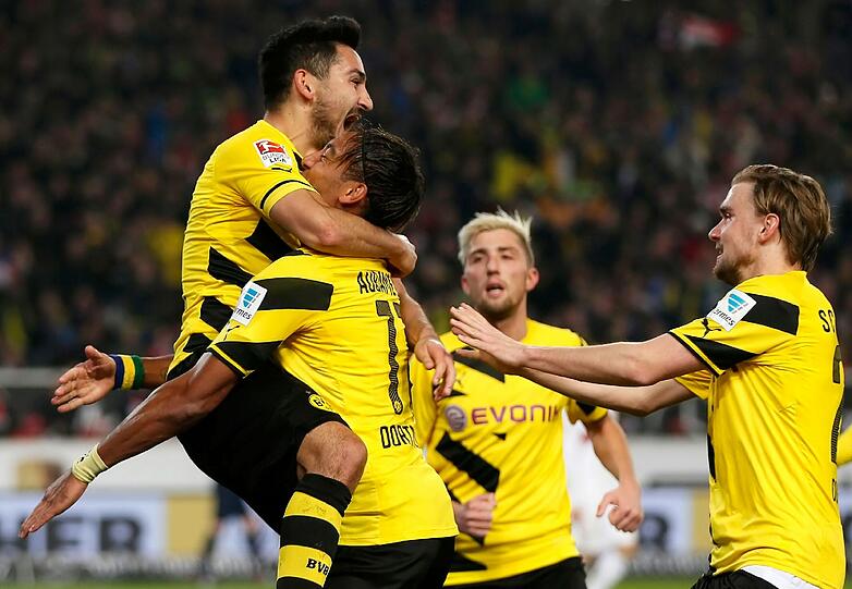 Dortmunds Ilkay Gündogan (l) jubelt nach seinem Treffer zum 2:1 mit (l-r) Aubameyang, Kevin Kampl und Marcel Schmelzer.