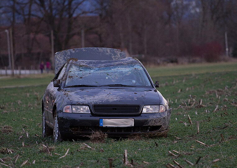 Bei Sillersdorf hat sich ein betrunkener Mann mit seinem Audi überschlagen. Die Bilder von der Unfallstelle.