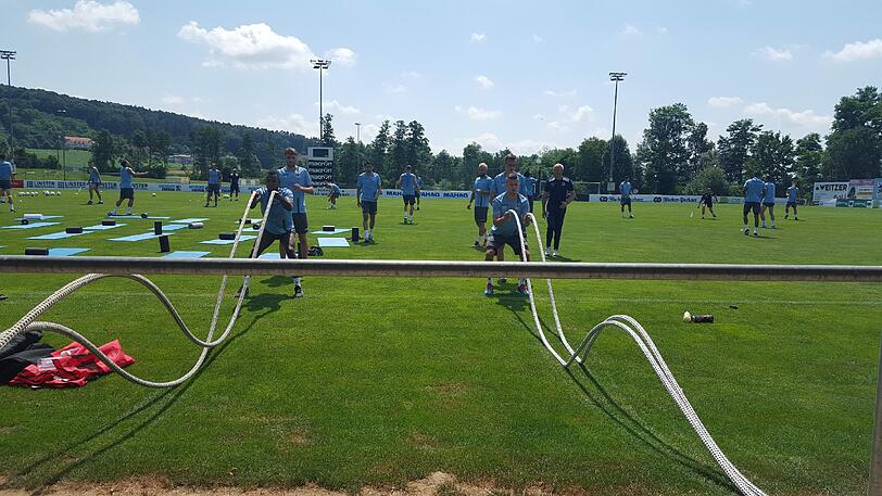 Die Löwen schwitzen in Bad Waltersdorf: die ersten Fotos von 1860-Trainer Kosta Runjaic und seinem Team im Trainingslager - auch Präsident Peter Cassalette ist mit seinem Vize Heinz Schmidt in der Steiermark eingetroffen.