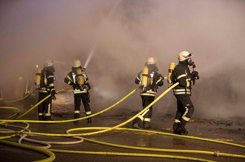 Ein Putenmastbetrieb in Petting wurde in der Nacht auf Mittwoch bei einem Feuer völlig zerstört. Die Bilder vom Einsatz.