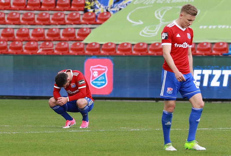 Hängende Köpfe bei den Spielern der SpVgg Unterhaching.