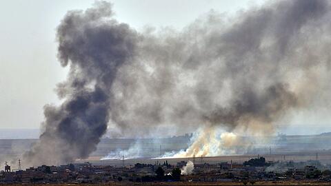 Rauch über der syrischen Stadt Ras al-Ain während eines Angriffs.