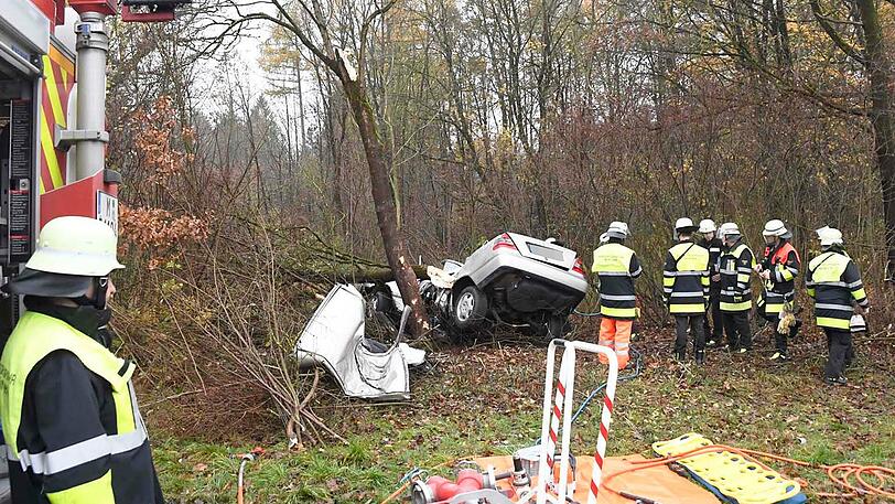 Bilder vom Unfallort: Der Merecedes ist vollkommen demoliert, die Feuerwehr konnte nur noch die Leiche des Fahrers bergen.